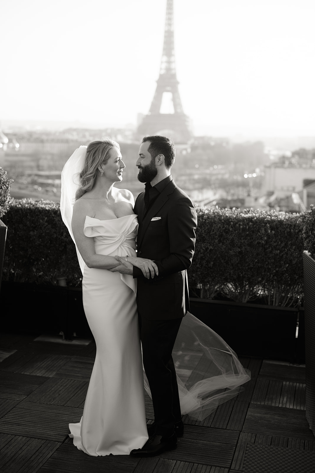 the bride and groom on the roof top plaza athnée with the view on the eiffel tower